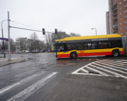 Autobus przejeżdżający przez skrzyżowanie ulic Rudnickiego i Kochanowskiego.