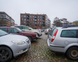 Znalezienie wolnego miejsca na parkingu na Kamionku graniczy z cudem. Parkingi są przepełnione.