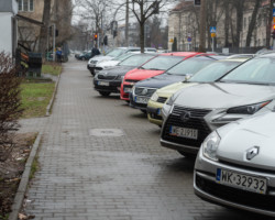 Zatłoczony parking na Mokotowie. Trudno znaleźć wolne miejsce.