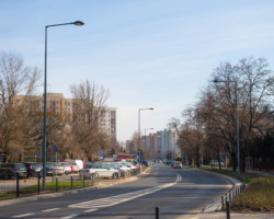 U progu wiosny na wyremontowanym w zeszłym roku odcinku między ulicami Ateńską a Lizbońską zagościł kolejny nowy element – słupy oświetleniowe