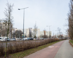 Trwa wymiana słupów oświetleniowych na ul. Broniewskiego. Nowe oprawy można łatwo i bezpiecznie zakładać również na starych słupach