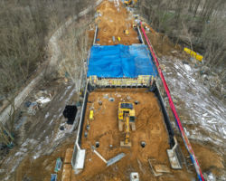 Konstrukcja wiaduktu na Marywilskiej już stoi. Odbudowa w toku.
