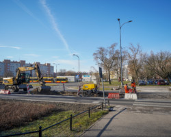 Przy ul. Conrada roboty właśnie się toczą. Azyle zostaną więc poszerzone, a geometria jezdni zmieniona.