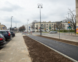 Chodnik i ścieżka rowerowa.