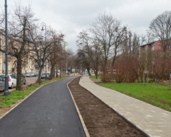 Ścieżka rowerowa i chodnik.