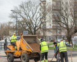 Drogowcy pracujący przy remoncie drogi na Bielanach.