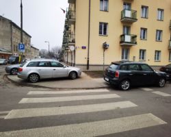 Na ulicy Głuchej nie ma gdzie zaparkować. Dobitnie pokazuje to samochód pozostawiony na chodniku tuż przy pasach.