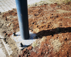 Trwa wymiana latarni na Kamionku. Kilkadziesiąt cienkich metalowych słupów w kolorze grafitowym zastąpi stare betonowe konstrukcje