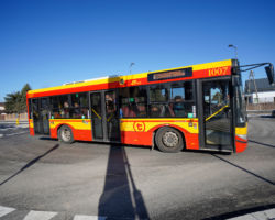 Autobus miejski jadący nowym rondem.