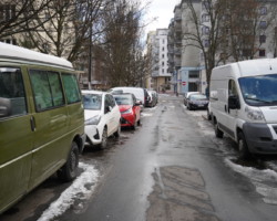 Ulice Kamionka zapełnione zaparkowanymi samochodami