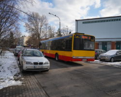 Samochody i autobus przejeżdżający przez ulicę