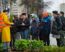 Grupa harcerska sadzi drzewa przy ul. Kondratowicza