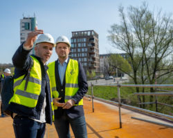 Dyrektor ZDM Łukasz Puchalski i prezydent Rafał Trzaskowski podczas konferencji prasowej na temat budowy mostu
