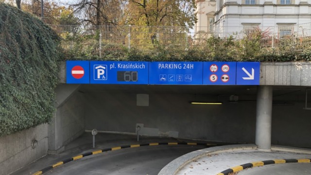 Wjazd do parkingu podziemnego przy Placu Krasińskich.