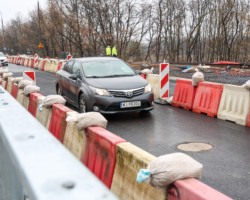 Samochody przejeżdżające przez wiadukt w trakcie remontu.