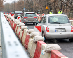 Samochody przejeżdżające przez wiadukt w trakcie remontu.