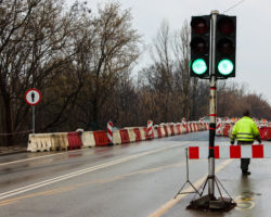 Sygnalizacja świetlna w trakcie modernizacji wiaduktu na ulicy Marywilskiej.
