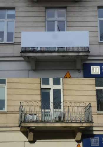 Górne zdjęcie przedstawia balkon z nielegalnie zamieszczonym na nim banerem, poniżej ten sam balkon po usunięciu reklamy.