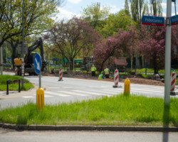 Zakres prac w rejonie skrzyżowania zakłada przede wszystkim budowę sygnalizacji świetlnej oraz wykonanie dodatkowych pasów do skrętu w lewo wraz z przebudową chodnika i drogi dla rowerów.