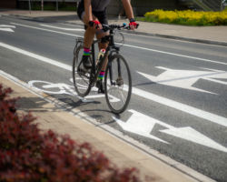 Rowerzysta korzysta z nowej infrastruktury rowerowej wyznaczonej bezpośrednio na jezdni