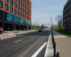 Przechodnie spacerują świeżo wyremontowanym chodnikiem na ul. Zajęczej. Wjazd na most Świętokrzyski jest dla kierowców przyjemniejszy dzięki nowej nawierzchni jezdni.