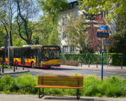 Autobus jadący ulicą Saską.