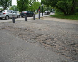 Pełen ubytków bruk w parku Skaryszewskim wymaga odnowienia