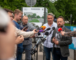 Zastępca prezydenta m.st. Warszawy Michał Olszewski odpowiada na pytania dziennikarzy