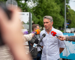Dyrektor Zarządu Dróg Miejskich Łukasz Puchalski udziela odpowiedzi na pytania dziennikarzy