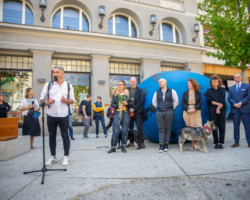 Rzeźba „Pisklę. Drozd Śpiewak”.