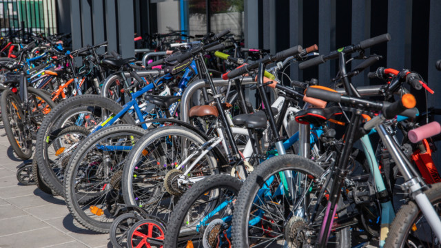 Masa rowerów na szkolnym parkingu. Akcja Rowerowy Maj cieszy się dużą popularnością wśród młodych miłośników jednośladów