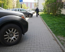 Ulica Międzynarodowa przed zmianami w parkowaniu pojazdów.