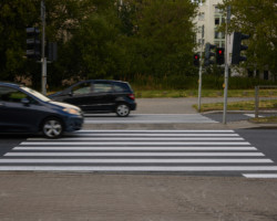 Przejście na pasach przy ulicy Powązkowskiej.