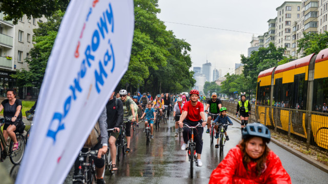 Dzieci jadące przez miasto na zakończenie Rowerowego Maja