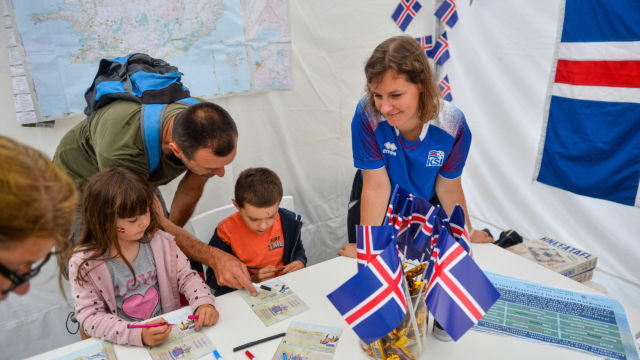 Dzieci rysują w specjalnie ustawionym na czas pikniku namiocie Norwegii