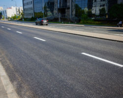 Nowy asfalt pojawił się tym razem na nitce prowadzącej w kierunku Okopowej, pomiędzy ulicami Krasińskiego a Rydygiera