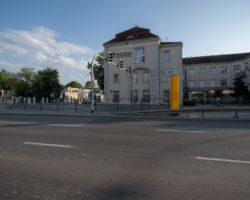 Fragment ulicy Karowej przed utworzeniem przejścia naprzeciwko szpitala klinicznego im. ks. Anny Mazowieckiej