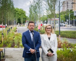 Prezydent Rafał Trzaskowski i radna Iwona Wujastyk w czasie konferencji prasowej