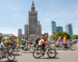 Przejazd rowerowy, w tle Pałac Kultury i Nauki