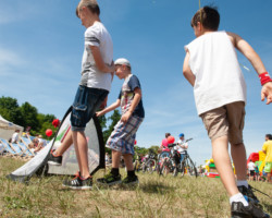 Dzieci strzelające piłką do bramki w ramach atrakcji na pikniku Rowerowego Maja 2018