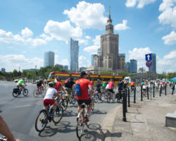 Przejazd rowerowy ulicami Warszawy. W tle Pałac Kultury i Nauki