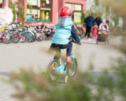 Dziecko jadące na rowerze do przedszkola