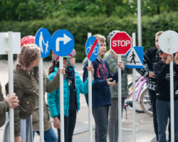 Dzieci biorące udział w praktycznych warsztatach edukacyjnych dotyczących przepisów ruchu drogowego