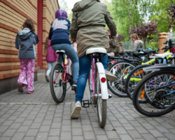 Uczniowie dojeżdżający na zajęcia na rowerach