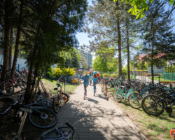 Dzieci w otoczeniu typowym dla Rowerowego Maja - pełne parkingi rowerowe