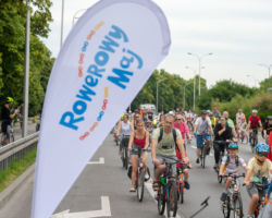 Wspólny przejazd rowerowo-hulajnogowo-rolkowy ulicami Warszawy na zakończenie kampanii Rowerowy Maj dla klimatu