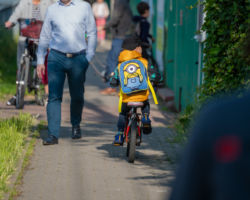 Dziecko jadące do przedszkola na rowerze