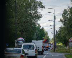 Samochody i słupy oświetleniowe.