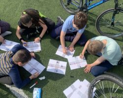Uczniowie zaczynają przygotowanie do zajęć praktycznych z jazdy na rowerze od rozpracowania teorii