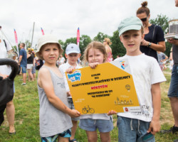 Dzieci trzymające dyplom dla najaktywniejszej placówki w dzielnicy Mokotów